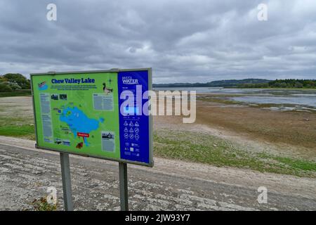 Chew Valley, Royaume-Uni. 04th septembre 2022. Un après-midi très humide, le lac de la vallée de Chew, une fois rempli d'eau, montre maintenant des signes de manque d'eau de pluie. Crédit photo : Robert Timoney/Alay Live News Banque D'Images