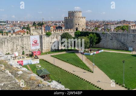 2 septembre 2022 : vue sur l'intérieur, la cour et les environs du musée de la forteresse de Yedikule, structure historique fortifiée autrefois utilisée comme donjon, situé dans le quartier de Yedikule à Fatih, à Istanbul, en Turquie, sur 2 septembre 2022. Construit en 1458 sur la commission du Sultan Ottoman Mehmed II, le complexe de sept tours a été créé en ajoutant trois nouvelles tours et en entourant entièrement une section des anciens murs de Constantinople, Y compris les deux tours jumelles qui constituaient à l'origine la porte d'Or triomphale construite par les Empereurs romains Theodosius I et Theodosius II (Crédit IMA Banque D'Images