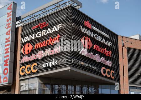 Wroclaw, Pologne, Galeria Dominikanska centre commercial, divers groupes de symboles de logo de marque de magasin, bâtiment côté logos détail, gros plan, différents com de vente au détail Banque D'Images