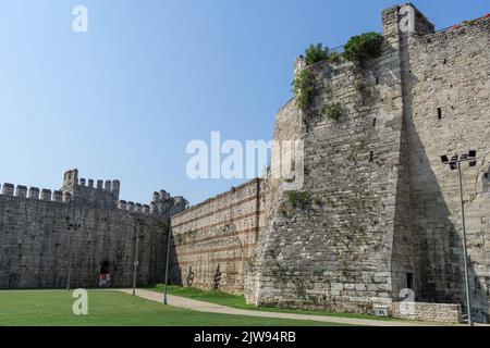 2 septembre 2022 : vue sur l'intérieur, la cour et les environs du musée de la forteresse de Yedikule, structure historique fortifiée autrefois utilisée comme donjon, situé dans le quartier de Yedikule à Fatih, à Istanbul, en Turquie, sur 2 septembre 2022. Construit en 1458 sur la commission du Sultan Ottoman Mehmed II, le complexe de sept tours a été créé en ajoutant trois nouvelles tours et en entourant entièrement une section des anciens murs de Constantinople, Y compris les deux tours jumelles qui constituaient à l'origine la porte d'Or triomphale construite par les Empereurs romains Theodosius I et Theodosius II (Crédit IMA Banque D'Images