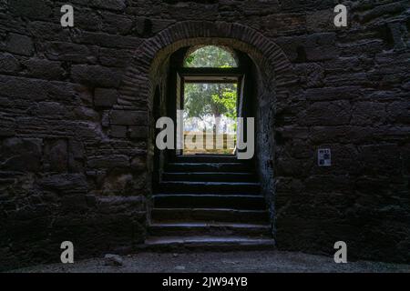 2 septembre 2022 : vue sur l'intérieur, la cour et les environs du musée de la forteresse de Yedikule, structure historique fortifiée autrefois utilisée comme donjon, situé dans le quartier de Yedikule à Fatih, à Istanbul, en Turquie, sur 2 septembre 2022. Construit en 1458 sur la commission du Sultan Ottoman Mehmed II, le complexe de sept tours a été créé en ajoutant trois nouvelles tours et en entourant entièrement une section des anciens murs de Constantinople, Y compris les deux tours jumelles qui constituaient à l'origine la porte d'Or triomphale construite par les Empereurs romains Theodosius I et Theodosius II (Crédit IMA Banque D'Images