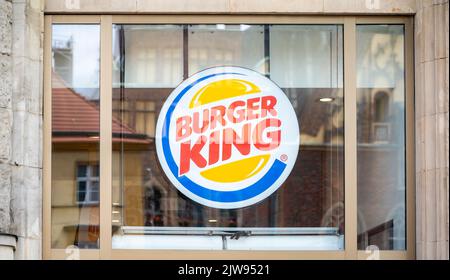 Logo rond de restaurant Burger King, symbole, gros plan, détail, entrée du bâtiment, personne, pas de gens. Logo de la société BURGER King simple devant vi Banque D'Images