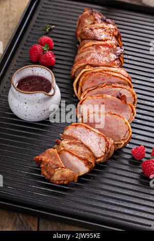 Filet de porc enveloppé de bacon et de vinaigrette à la framboise Banque D'Images