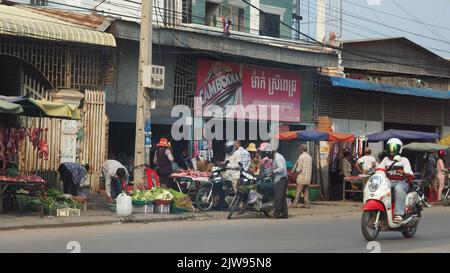 Phnom Penh Cambodge. 1 février 2018. Rue autour du marché russe ou du marché Toul Tom Poung. Images de la nourriture et du style de vie des gens autour du marché russe Banque D'Images