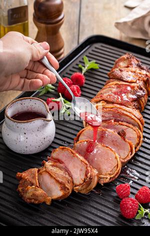 Filet de porc enveloppé de bacon et de vinaigrette à la framboise Banque D'Images