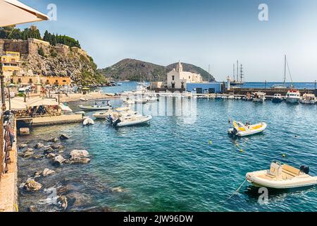 Vue sur Marina Corta, plus petit port de la ville principale de Lipari, la plus grande des îles éoliennes, en Italie Banque D'Images