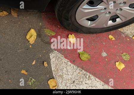 RUSSIE, MOSCOU - 28 AOÛT 2022: Panneau de sécurité voiture interdite illustration symbole de transport pas de route, pour interdit isolé en marque et alerte blanc Banque D'Images