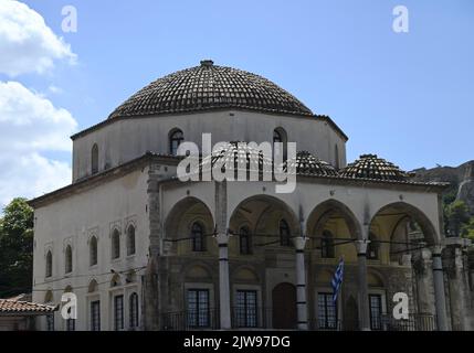 Vue panoramique sur la mosquée Tzistarakis une mosquée ottomane historique servant maintenant de musée d'art populaire grec à Monastiraki, Athènes Grèce. Banque D'Images