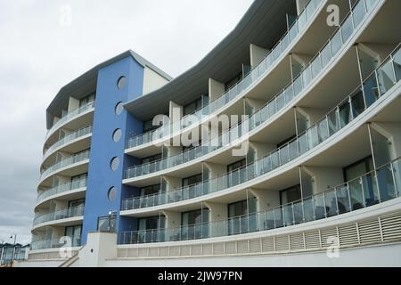 Bloc d'appartements sur le front de mer à Westward Ho! Banque D'Images