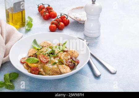 Raviolis au basilic, tomates et mozzarella dans une sauce tomate Banque D'Images