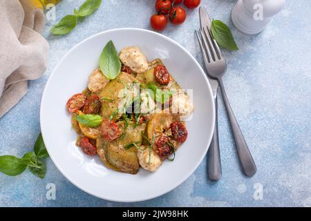 Raviolis au basilic, tomates et mozzarella dans une sauce tomate Banque D'Images