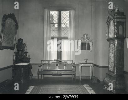 Face dans une salle du Musée Centraal (Agnietenstraat 1) à Utrecht avec quelques objets exposés à l'exposition Oude Kunst dans la ville et la province qui a été organisée à l'occasion du 100th anniversaire du Musée Stedelijk van Oudheden.n.b. L'exposition a eu lieu du 2 juillet au 15 septembre 1938. La collection du Musée Stedelijk est l'une des collections qui sont hébergées au Musée Centraal depuis 1921. Banque D'Images