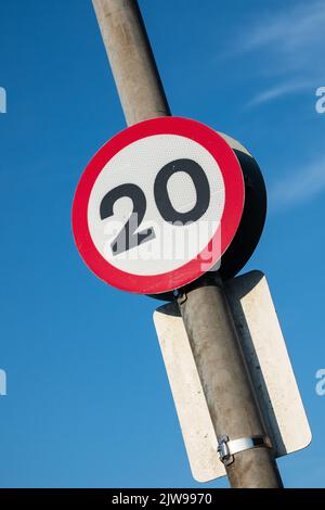 20 panneau de limite de vitesse MPH au pays de Galles Banque D'Images