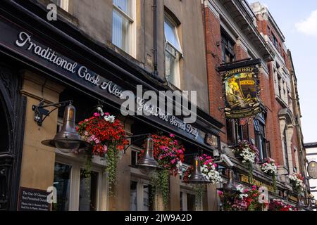 Magnifique pub dans les rues de Manchester - MANCHESTER, Royaume-Uni - 15 AOÛT 2022 Banque D'Images