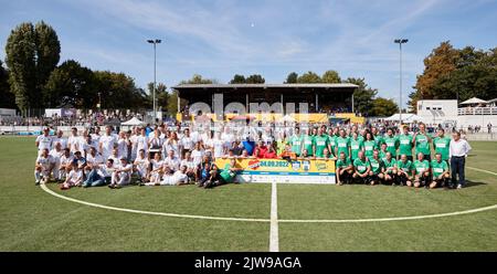 Hambourg, Allemagne. 04th septembre 2022. Les joueurs se réunissent pour une photo d'équipe avant le début du match à l'événement caritatif « Kicken mit Herz ». Sous la devise 'Scer Peace & Love - Flower Power', des joueurs éminents se sont affrontés contre une sélection de médecins de l'UKE lors de l'événement pour bénéficier au département de cardiologie pédiatrique du centre médical universitaire de Hambourg Eppendorf (UKE). Credit: Georg Wendt/dpa/Alay Live News Banque D'Images