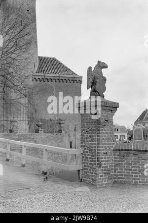 Image d'une des colonnes, équipée d'un griffioen, au pont d'accès du château de Loenersloot (Rijksstraatweg 211) à Loenerslot (municipalité de Loenen). Banque D'Images