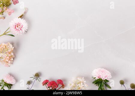 Composition créative d'automne, cadre de fleurs d'aster hydrangea sur fond de marbre gris. Automne, arrière-plan d'automne. Banque D'Images