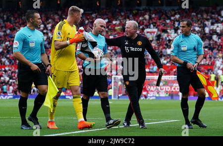 Steve McClaren (au centre), assistant de Manchester United, parle à l'arbitre Paul Tierney à mi-temps lors du match de la Premier League à Old Trafford, Manchester. Date de la photo: Dimanche 4 septembre 2022. Banque D'Images