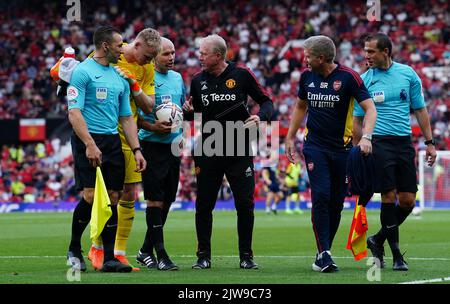 Steve McClaren (au centre), assistant de Manchester United, parle à l'arbitre Paul Tierney à mi-temps lors du match de la Premier League à Old Trafford, Manchester. Date de la photo: Dimanche 4 septembre 2022. Banque D'Images