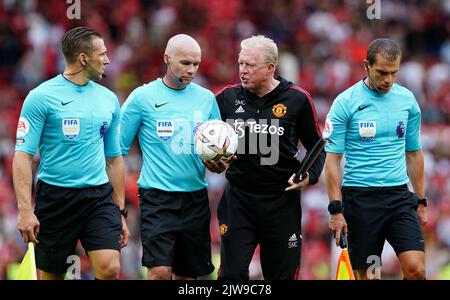 Steve McClaren (au centre), assistant de Manchester United, parle à l'arbitre Paul Tierney à mi-temps lors du match de la Premier League à Old Trafford, Manchester. Date de la photo: Dimanche 4 septembre 2022. Banque D'Images