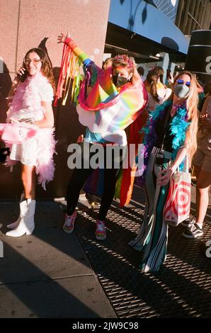 New York, NY, États-Unis. 14th août 2022. Les fans de Harry Styles s'habillés pour le spectacle Love On Tour à New York. (Credit image: © John Marshall Mantel/ZUMA Press Wire) Banque D'Images