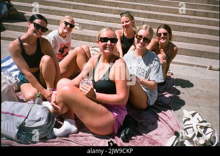 New York, NY, États-Unis. 14th août 2022. Les fans de Harry Styles s'habillés pour le spectacle Love On Tour à New York. (Credit image: © John Marshall Mantel/ZUMA Press Wire) Banque D'Images