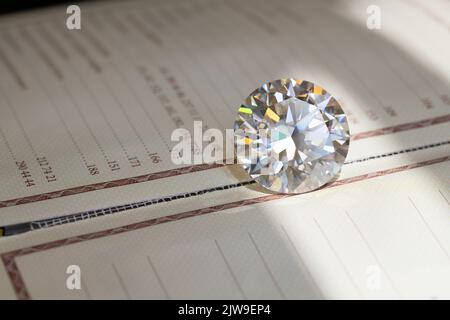 Pierre de diamant à coupe ronde sur le papier Banque D'Images