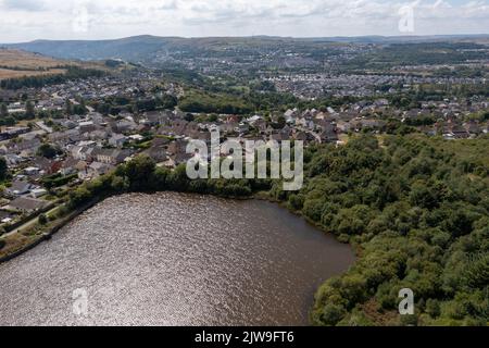 Vue aérienne sur les lacs et les étangs de Gsou, au sud du pays de Galles, au Royaume-Uni Banque D'Images