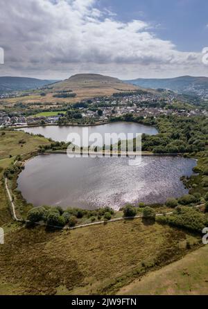 Vue aérienne sur les lacs et les étangs de Gsou, au sud du pays de Galles, au Royaume-Uni Banque D'Images