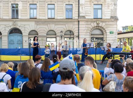 LJUBLJANA, SLOVÉNIE - 24 août 2022: Réunion du jour de l'indépendance de l'Ukraine. Personnes avec drapeaux et symboles nationaux Banque D'Images