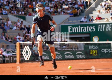 Joueur de tennis professionnel Andrey Rublev de Russie en action lors de son quart de finale contre Marin Cilic de Croatie au 2022 Roland Garros Banque D'Images