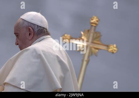 Vatican, Vatican, le 04 septembre 2022. Le pape François dirige une messe pour la béatification du pape Jean-Paul I sur la place Saint-Pierre. Crédit: Maria Grazia Picciarella/Alay Live News Banque D'Images