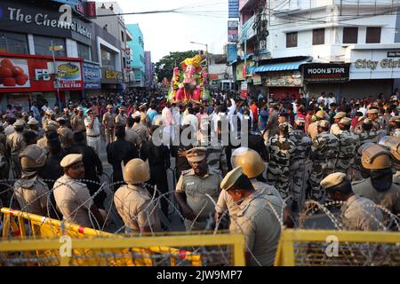 Chennai, Tamil Nadu, Inde. 4th septembre 2022. Les dévotés hindous marchent avec les idoles du dieu hindou à tête d'éléphant Ganesha pendant une procession, dans le cadre du festival Ganesh Chaturthi à Chennai. (Credit image: © Sri Loganathan/ZUMA Press Wire) Credit: ZUMA Press, Inc./Alay Live News Banque D'Images