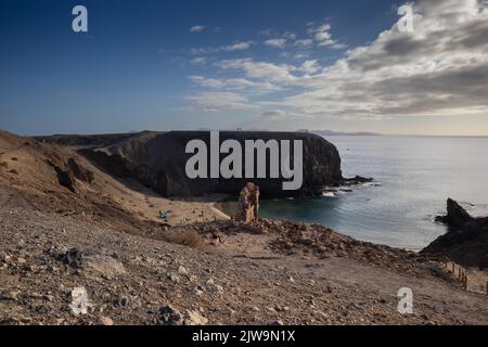 Vue depuis la montagne sur la plage de Papagayo. Océan Atlantique dans une lumière de fin d'après-midi. Nuages sur un ciel bleu au début du printemps. Playa del Papagayo, Lanz Banque D'Images