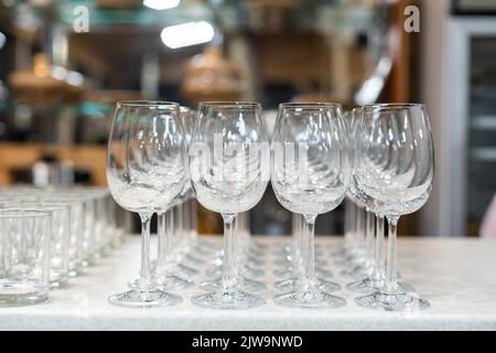 Jeu de verres vides sur la table à l'intérieur Banque D'Images
