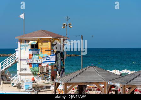 Lifeguard stand se situe à la ligne de rivage sur la plage Banque D'Images