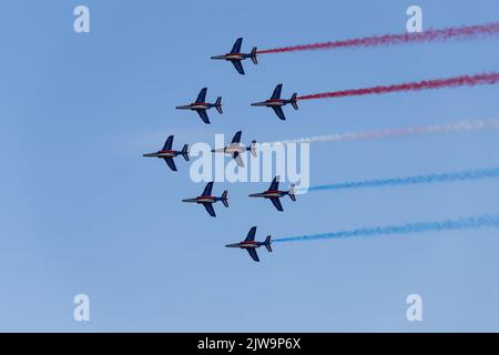 Équipe de acrobaties aériennes de la Patrouille de France, célèbre démonstration de la Force aérienne française, Alpha jets de la Patrouille de France en pleine formation. Banque D'Images