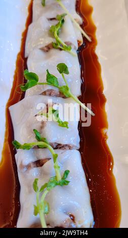 Rouleaux de nouilles de riz chinois à la vapeur avec sauce au bœuf et au soja Banque D'Images