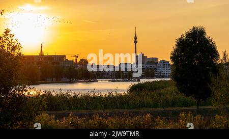 Lac Phoenix à Dortmund au coucher du soleil. Banque D'Images