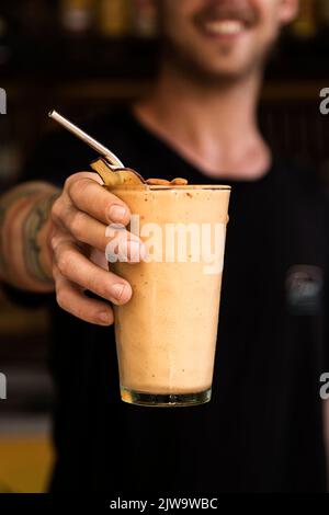 Barman montrant au client la boisson qu'il vient de préparer. Ambiance de boîte de nuit ou de fête. Boissons de classe. Vie nocturne Banque D'Images