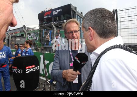 ZANDVOORT, pays-Bas. , . Dans Zandvoort, Florian KOENIG, présentateur à RTL Television dans une interview avec Guenther Steiner, (ITA), Team principal de Haas F1 Team Credit: SPP Sport Press photo. /Alamy Live News Banque D'Images