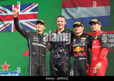 ZANDVOORT, pays-Bas. , . Dans Zandvoort, PODIUM, vainqueur de la course #1, Max VERSTAPPEN, NDL, Oracle Red Bull Racing, finaliste n°63, George RUSSEL, GBR, Mercedes AMG F1 Team, 3rd placé n°16, Charles LECLERC, MCO, Team Scuderia Ferrari - photo copyright: Arthur THILL/ATP images crédit: SPP Sport Press photo. /Alamy Live News Banque D'Images