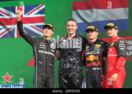 Zandvoort, pays-Bas. 04th septembre 2022. ZANDVOORT, pays-Bas., . à Zandvoort, PODIUM, vainqueur de la course n°1, Max VERSTAPPEN, NDL, Oracle Red Bull Racing, gagnant en tête #63, George RUSSEL, GBR, Mercedes AMG F1 Team, 3rd placé #16, Charles LECLERC, MCO, Team Scuderia Ferrari - photo copyright: Arthur THILL/ATP images crédit: SPP Sport Press photo. /Alamy Live News Banque D'Images