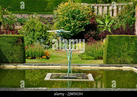 CHÂTEAU DE CRATHES BANCHORY ECOSSE JARDIN FORTIFIÉ DRAGONFLY SCULPTURE ET ÉTANG À LA FIN DE L'ÉTÉ Banque D'Images