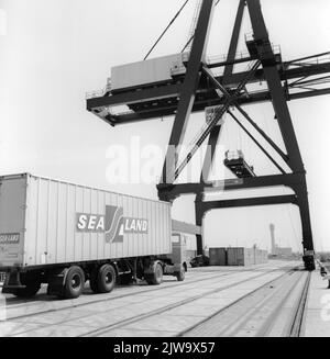 Image du transbordement de conteneurs de la mer de Rederij dans l'Eemhaven à Rotterdam. Banque D'Images