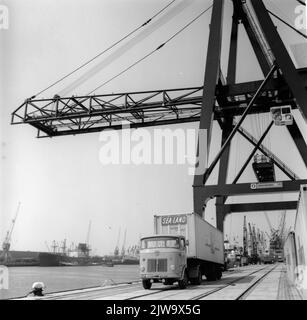 Image du transbordement de conteneurs de la compagnie maritime Sea-Land sur les terminaux à conteneurs européens (E.C.T.) dans l'Eemhaven à Rotterdam. Banque D'Images