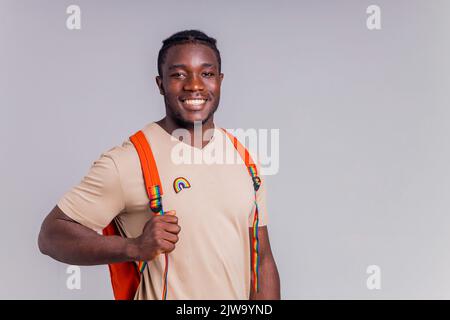 étudiant hispanique avec badge arc-en-ciel sur le t-shirt en studio isolat Banque D'Images