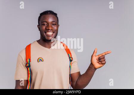 étudiant hispanique avec badge arc-en-ciel sur le t-shirt en studio isolat Banque D'Images