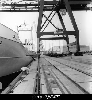 Image du transbordement de conteneurs de la mer de Rederij dans le Beatrixhaven à Rotterdam. Banque D'Images
