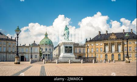 Statue équestre en bronze moulé du roi Frederik V parmi les palais d'Amalienborg et façade de l'église de Frederik en arrière-plan, à Copenhague, Denmar Banque D'Images